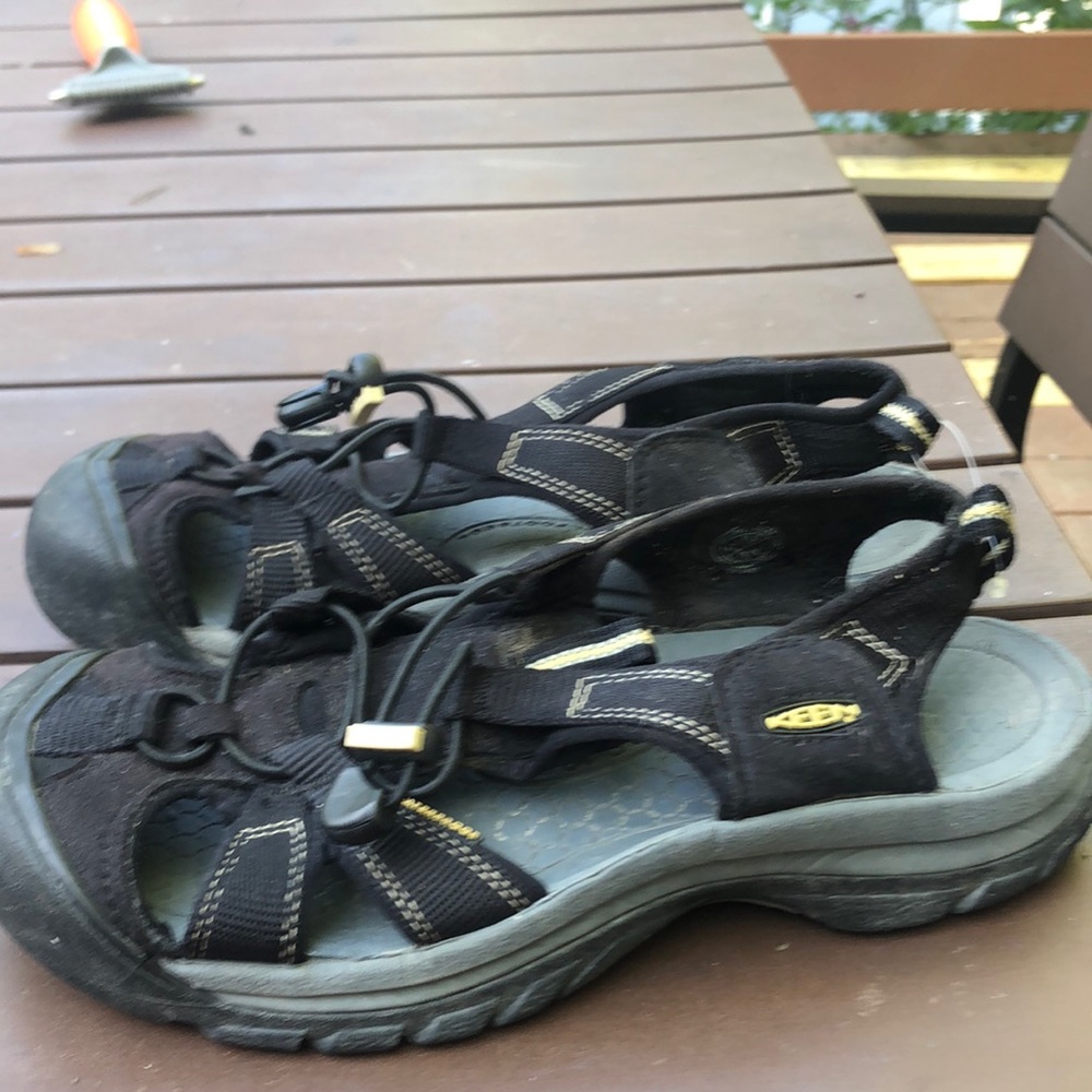 Keen sandals size 9.5